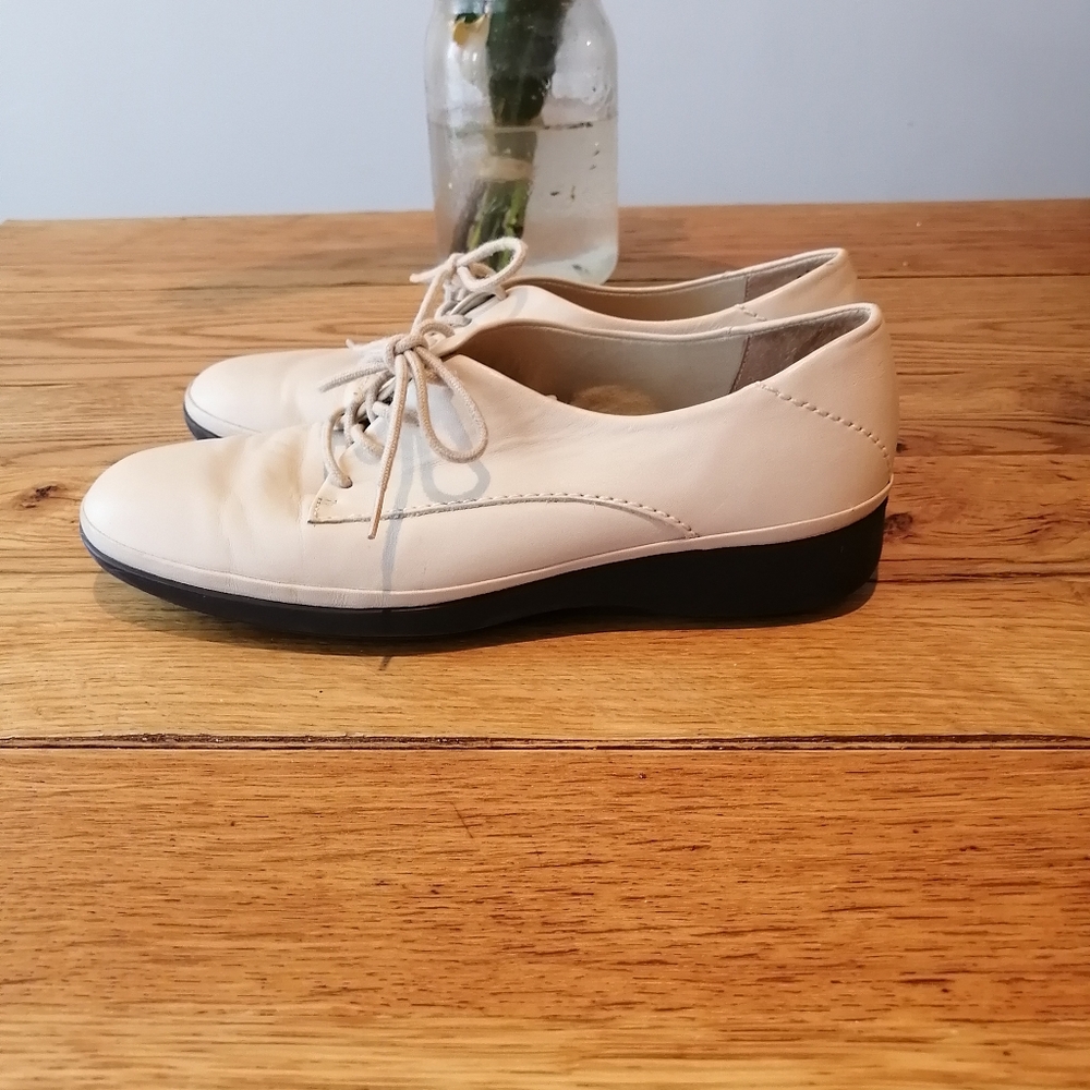 Nude oxford style sneaker size 6.5